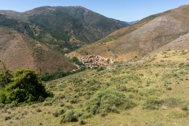 Dağlardan Brieva de Cameros (La Rioja, İspanya) görüntüsü