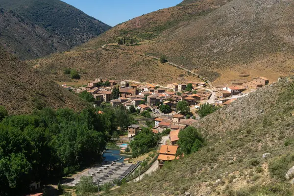 Rioja tepelerinden Brieva 'nın eski köyünün manzarası