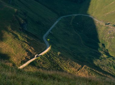 Bir dağ yolda kamyon