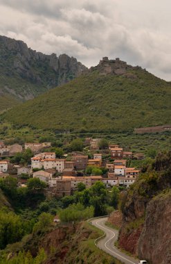 Tepenin tepesinde kale olan köyün dikey görüntüsü. Jubera, La Rioja, İspanya