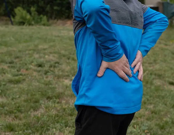 Belinde ağrı, ağrı, yaralanma ve sağlık sigortası kavramı