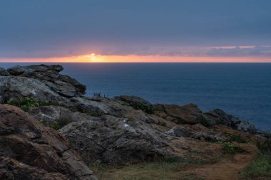 Denizin üzerinde güzel bir gün batımı