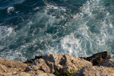 Dalgalar denizin kıyısında