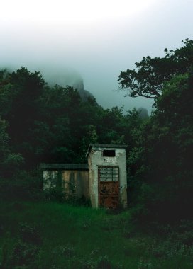 Dağlarda terk edilmiş eski bir ev.