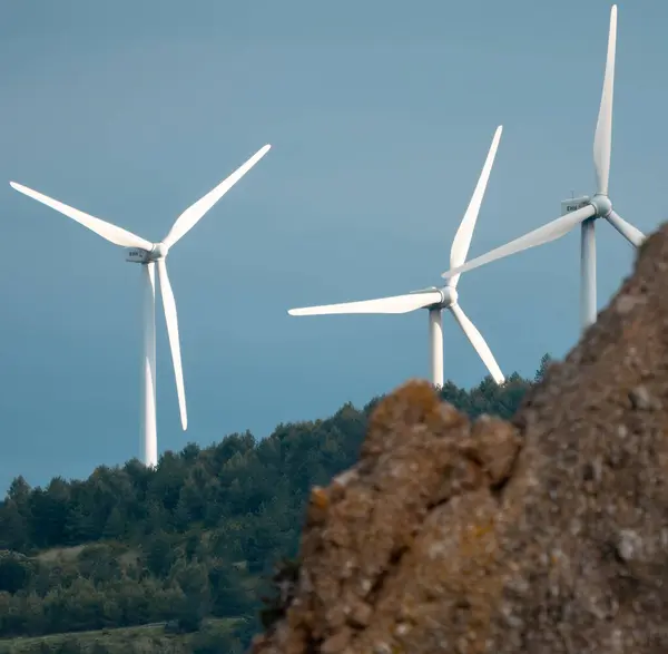 Zaragoza, İspanya 'daki Aragoza dağlarındaki tepenin rüzgar türbinleri ve elektrik hatları