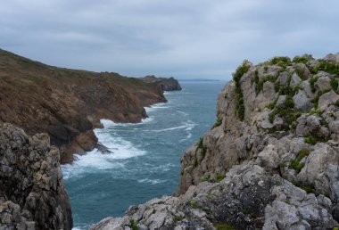 Kayalıklardan deniz manzarası