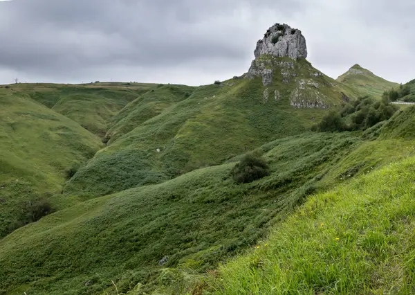 Dağlardaki çayırların arasında kayalık bir tepe