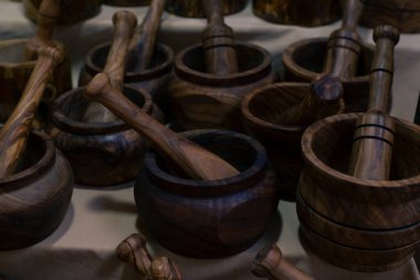 Yemek pişirmek için tahta aletler. Malzemeleri karıştırmak ve öğütmek için havan topu. Yemek hazırlama. Yakın çekim.