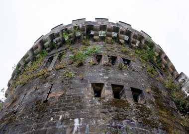 Eski bir kale kulesinin tepesinde