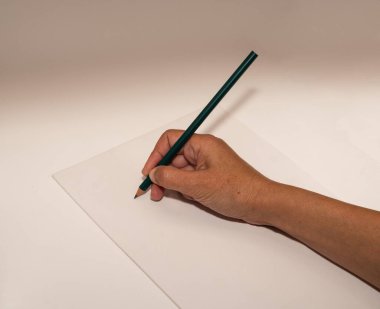 Boş bir kağıt kağıdını kalemle yazarken..