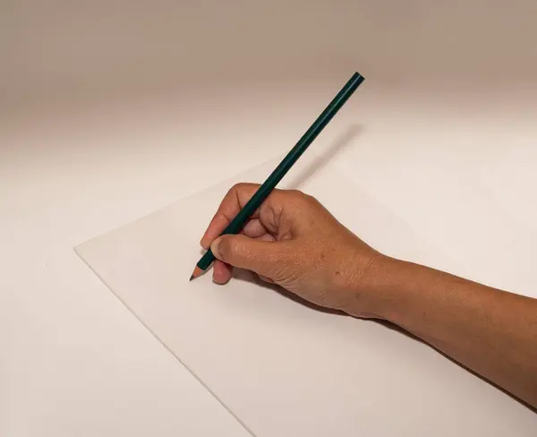 Boş bir kağıt kağıdını kalemle yazarken..