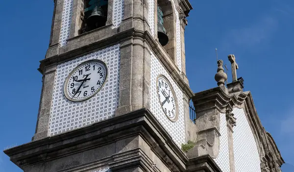 Sao Martinho de Lordelo kilise kulesi Porto, Portekiz 'de saat ve fayans dekorasyonuyla. Yakın plan.