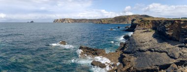 Uçurumun tepesinden deniz manzarası. Playa de Verdicio, Asturias)