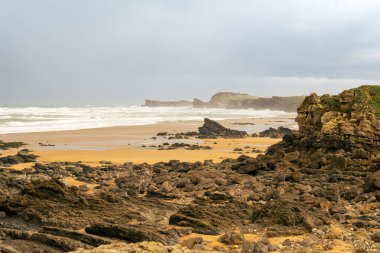 İspanya 'nın kuzeyindeki kumsalda bahar bulutlu bir sabahta sineklik oluşumu