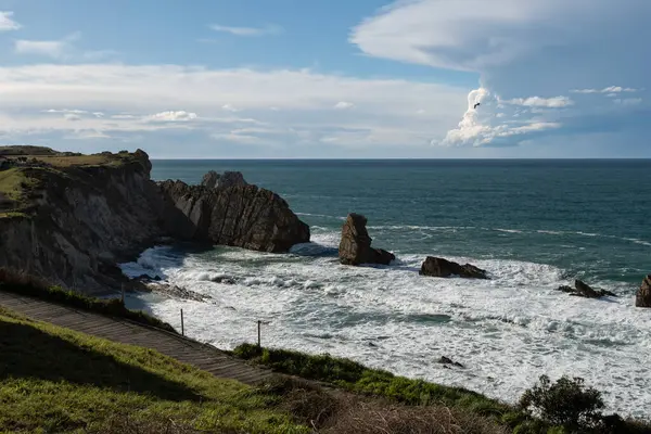 İspanya 'nın kuzeyindeki Atlantik Denizi' ndeki kayalıklar. Flysch kıyı düzeni.
