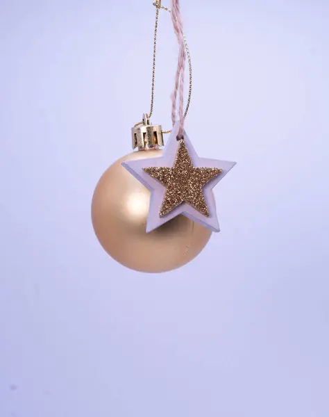 Noel süsü. Altın Noel balosu ve beyaz arka planda izole edilmiş bir yıldız..