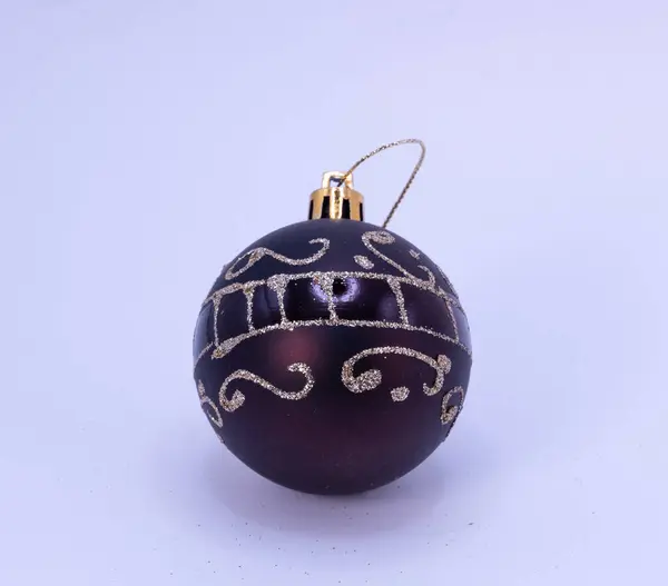 Beyaz arka plan üzerinde mor Noel top