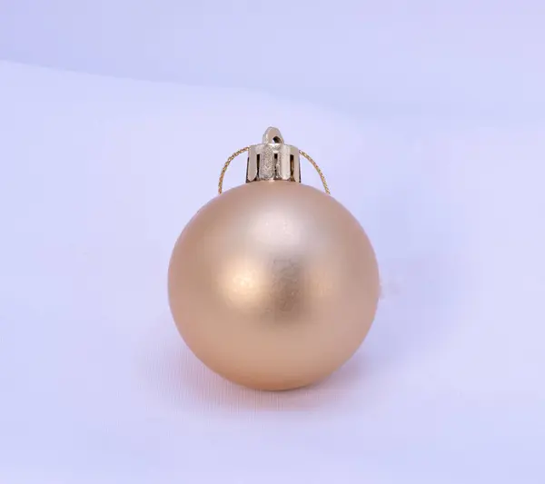 Beyaz bir geçmişi olan altın bir Noel mücevheri, yeni yılın dekorasyon konsepti.