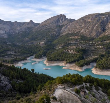 Akdeniz 'in El Castell de Guadalest (İspanya) köyündeki dağlardaki su gölünün manzarası)