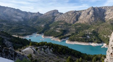 İspanya 'nın Akdeniz kıyısındaki bir göldeki mavi su. Guadalest (Alicante)