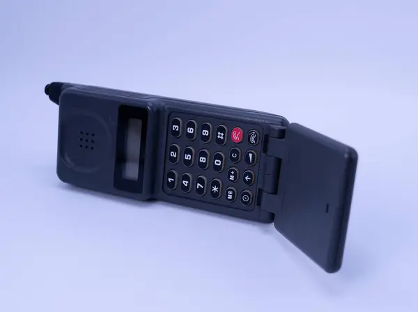 Beyaz masadaki eski telefon. Yan görünüm