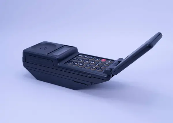 Eski telefon beyaz bir masada.