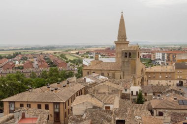 Şato kulesinden şehrin manzarası. Olite (Navarre, İspanya)