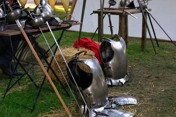 Ortaçağ savaşının zırhları, kılıçları ve teçhizatı. Eğlence gösterisi