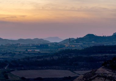 Bastida üzerinde gün batımı (İspanya) ve arka planda dağlar