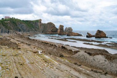 İspanya 'nın kuzeyindeki ender bir kaya oluşumuyla sahilin manzarası. Atlantik Okyanusu kıyısındaki Flysch