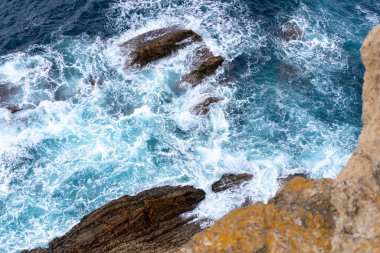 Dalgalar kayalıklarda kırılıyor