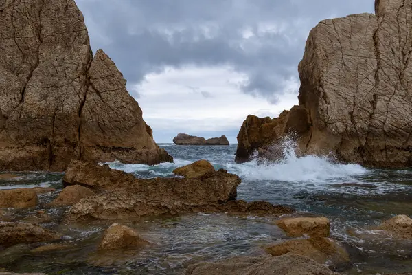 Sahilde kayalar ve kayalarda su sıçraması.
