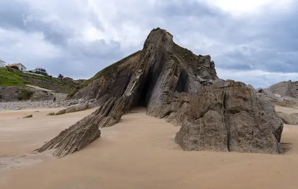 İspanya 'nın kuzeyindeki ender bir kaya oluşumuyla sahilin manzarası. Atlantik Okyanusu kıyısındaki Flysch