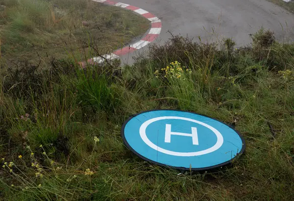 Drone mavi katlanabilir iniş pisti çayırda