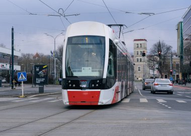 Tallinn, Estonya; 29 Nisan 2024: Tramvayı yolda olan Tallinn şehir merkezi