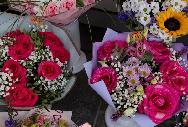 Tallinn çiçek pazarında bir buket gül (Estonya)