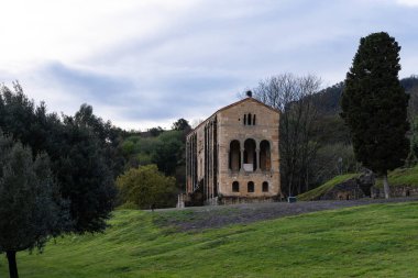 Oviedo, İspanya 'daki Santa Mara del Naranco Kilisesi. Düşük açıdan görüntüle