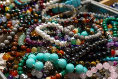 Mücevher ve aksesuarlar masada.