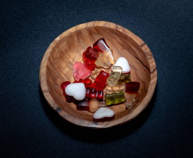 Tahta bir kasede sakızlar. Karanlık ruh hali üst görünümü