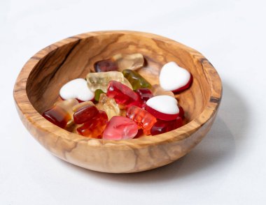 Tahta tabakta çeşitli tatlılar bulunan lezzetli bir jöle.