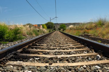 Kırsal bölgedeki demiryolu rayları. Bakış açısı