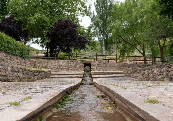 Parkta su akıyor. Poza de la Sal (İspanya)