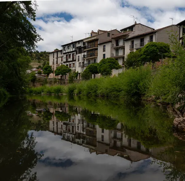 Geleneksel taş bir evin penceresinde çiçekler