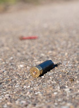 Bulanık bir geçmişi olan kurşunun yakın plan çekimi.