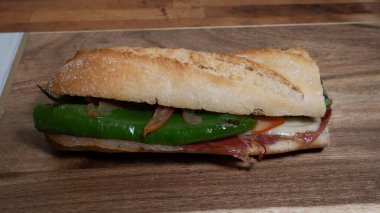 Jambonlu ve yeşil biberli peynirli sandviç.