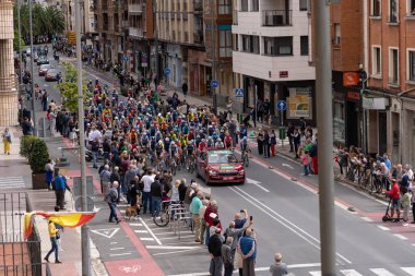 Logrono, İspanya - 6 Eylül 2024. Sokaklarda insanlar La Vuelta etkinliği sırasında sokakta bisiklet süren profesyonel bisikletçileri izliyor.