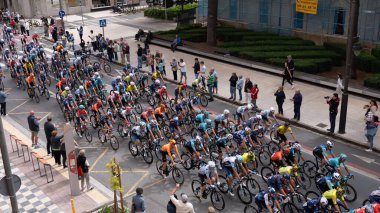 Logrono, İspanya - 6 Eylül 2024. La Vuelta etkinliği sırasında sokakta bisiklet süren profesyonel bisikletçiler