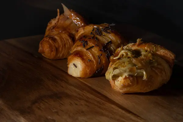 Çikolata dolu fırında kruvasan yakın çekim. Koyu renk