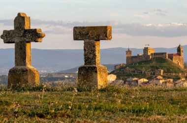Şatoya yakın taş yapılar. San Vicente de la Sonsierra, La Rioja (İspanya)