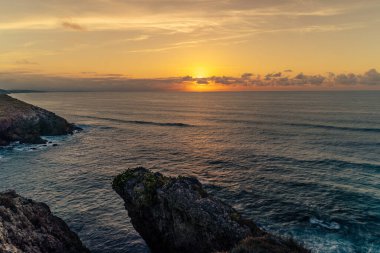 Atlantik okyanusunda gün doğumu, uçurumdan güzel deniz manzarası (Cantabria, İspanya)